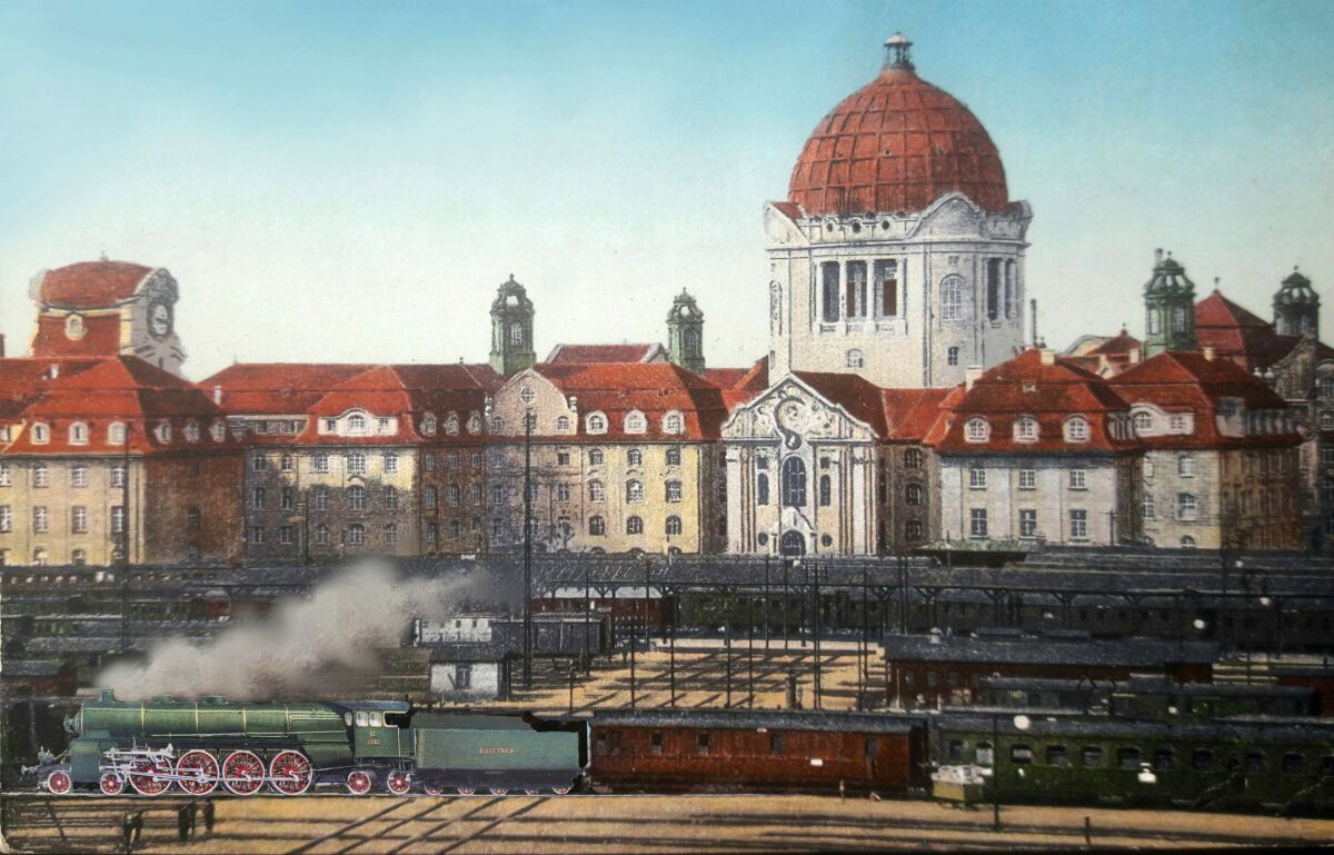 Das bayerische Verkehrsministerium in München um 1919. Davor eine fiktive Schnellzuglok nach Vorbild des Plans zu einer S 4/8 von 1918. Die meisten Entwürfe sind dort entstanden.